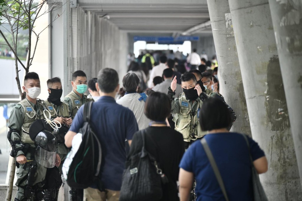 警方在立法會外戒備。