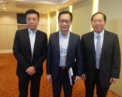 市建局行政總監韋志成(中)。