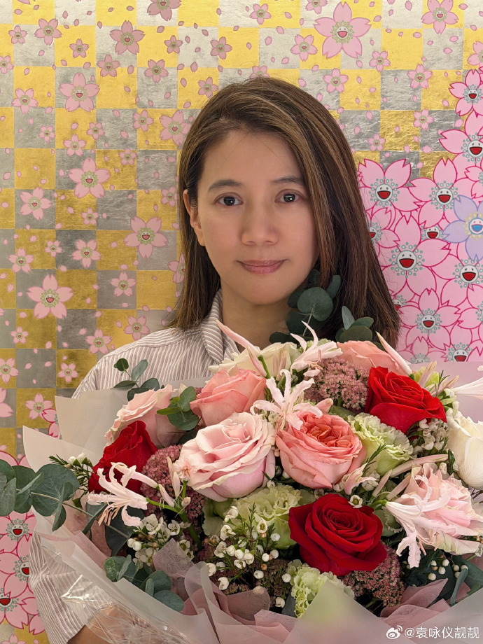 袁詠儀55歲生日收「最美鮮花」。