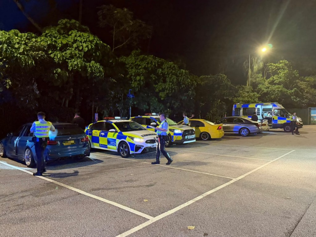 警方打击非法赛车。 警方打击非法赛车。