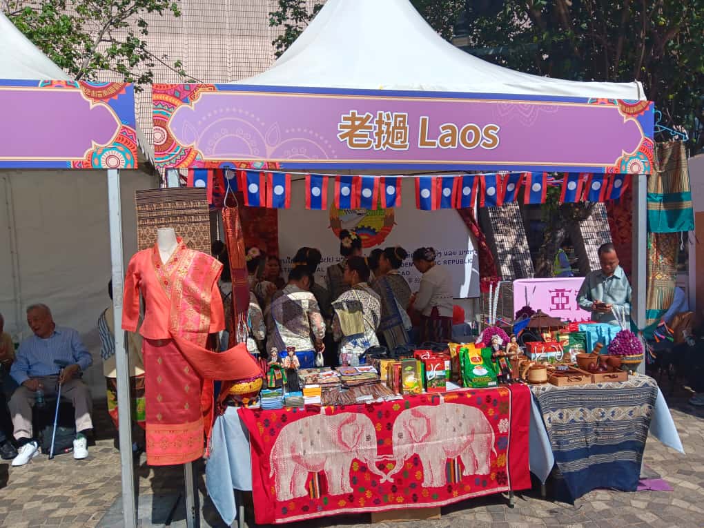 嘉年華設有文化攤位與工作坊。 嘉年華設有文化攤位與工作坊。