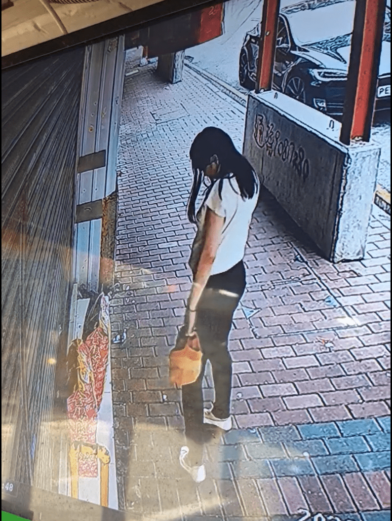 女子偷紙紮過程。fb： Cary Chan