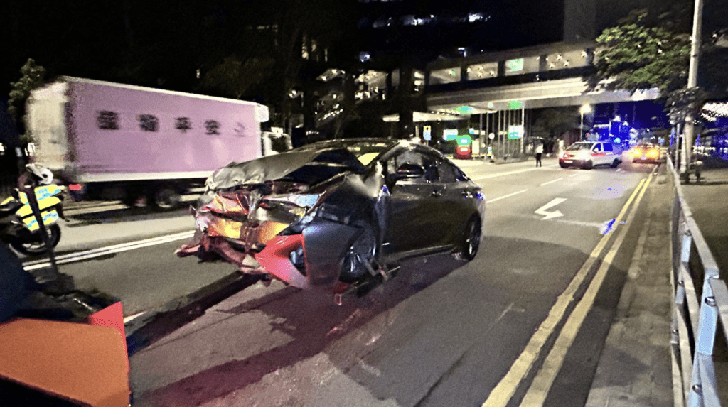 車禍中另一輛私家車車頭損毀嚴重，司機報稱受傷送院。蔡楚輝攝