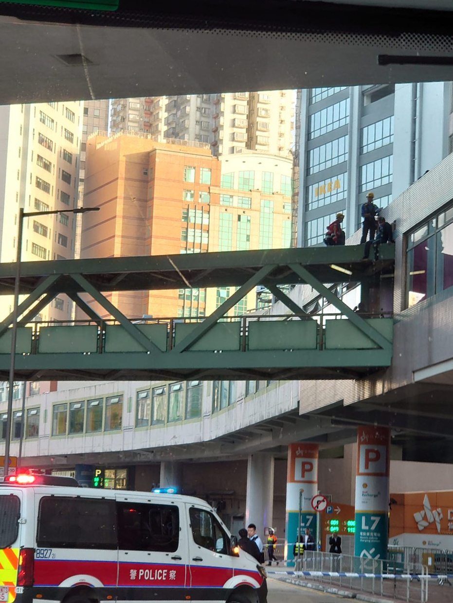 一名40多歲的男子於荃灣愉景新城附近的行人天橋頂部危坐。網上圖片