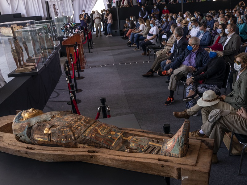 百具彩繪木棺出土。AP