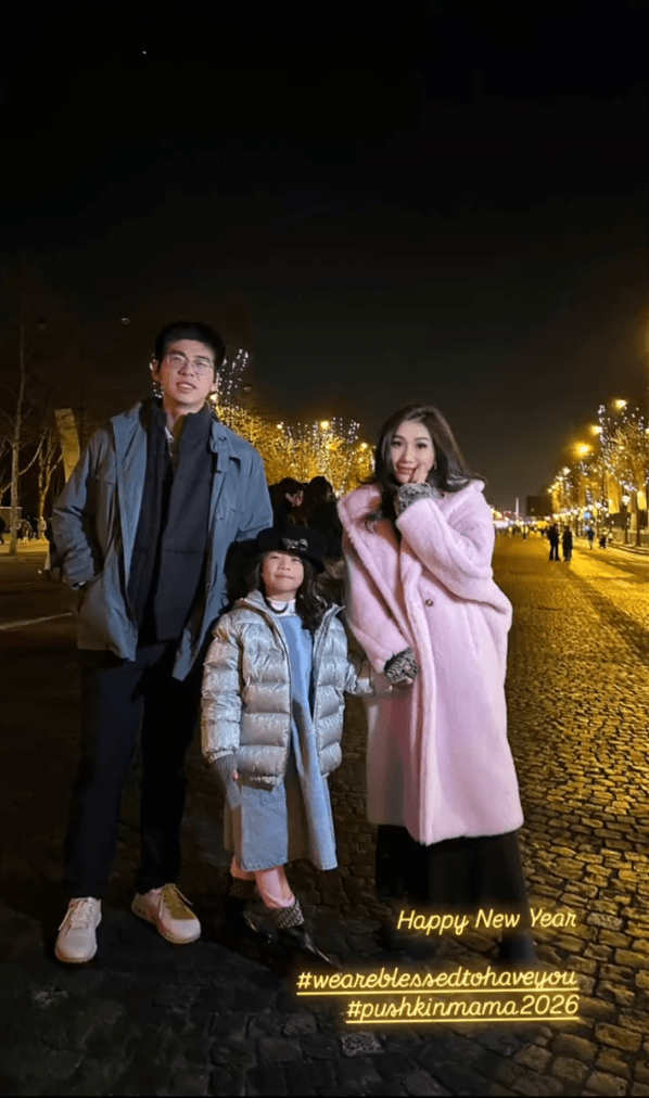 何超盈與老公辛奇隆帶及女兒到法國旅行。 何超盈與老公辛奇隆帶及女兒到法國旅行。