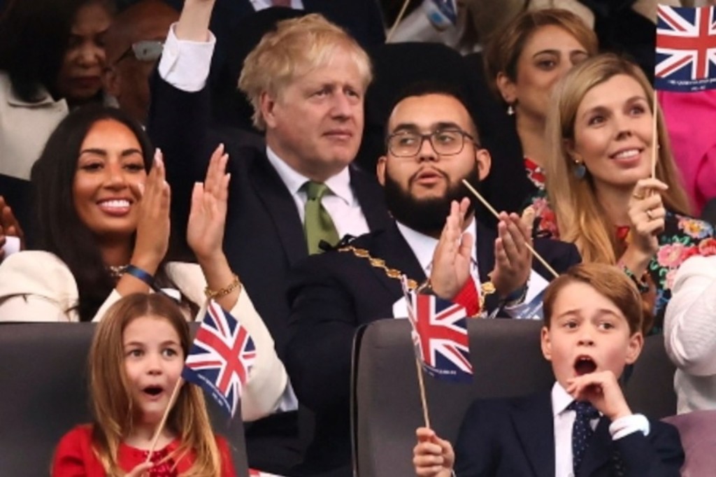 夏洛特公主和喬治王子看表演時表現興奮！ 還有英國首相約翰遜。