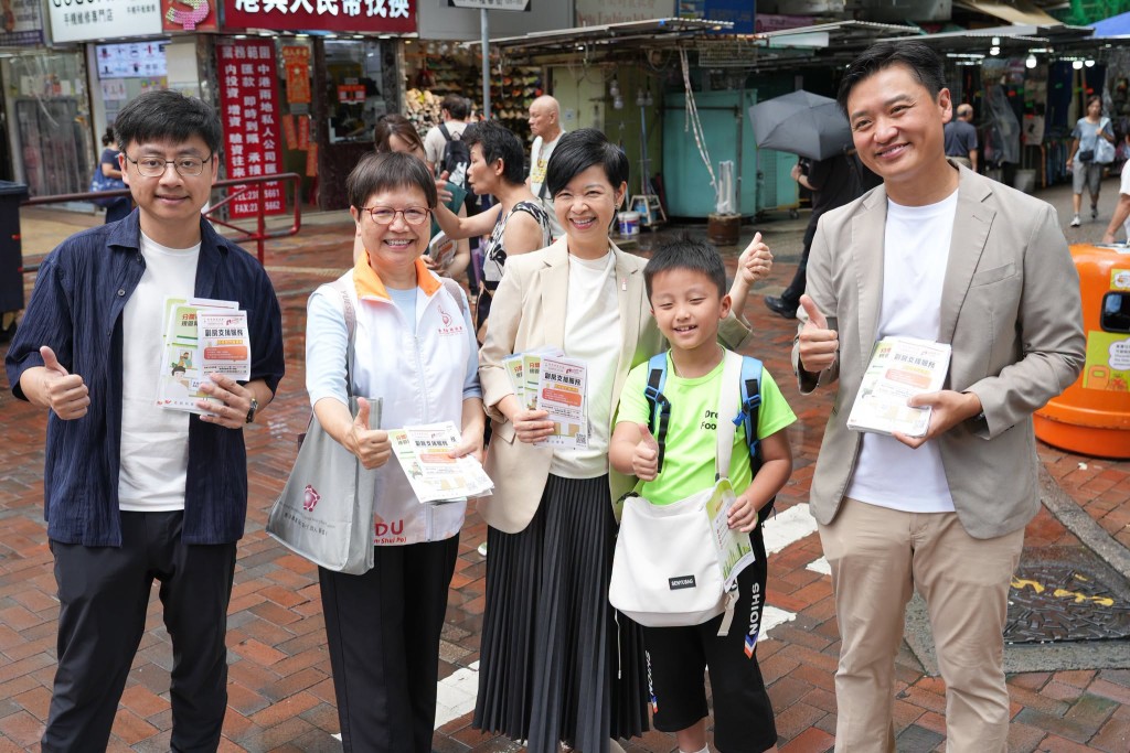 現場團隊以中英雙語輪流推廣。何永賢FB 現場團隊以中英雙語輪流推廣。何永賢FB