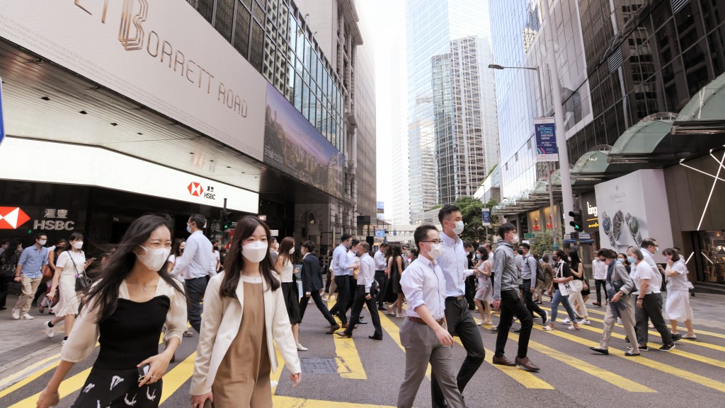 有8成受訪市民認為政府應改善香港的政治、教育及居住環境以挽留人才。