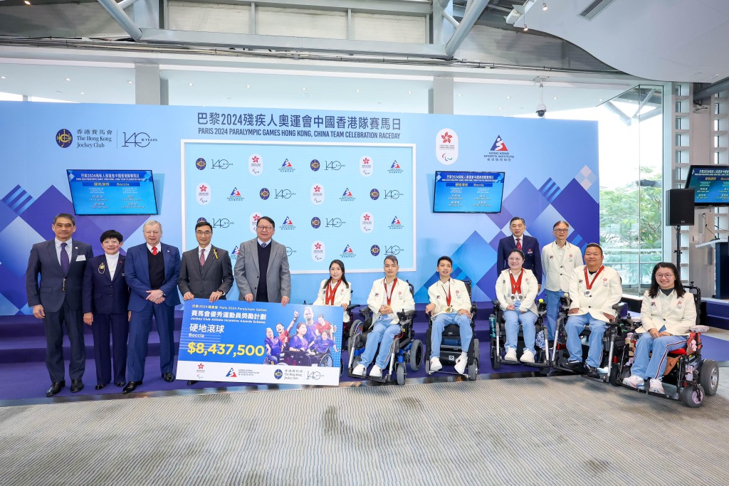 在巴黎殘奧表現突出、共奪3金2銀的硬地滾球成獎金大戶，金牌功臣有何宛淇（左六）、龍子健（左七）及謝德樺（左八）。照片由公關提供
