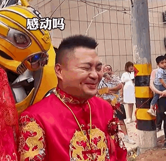 婚禮中大黃蜂總是和新郎做出打鬧的動作。網圖