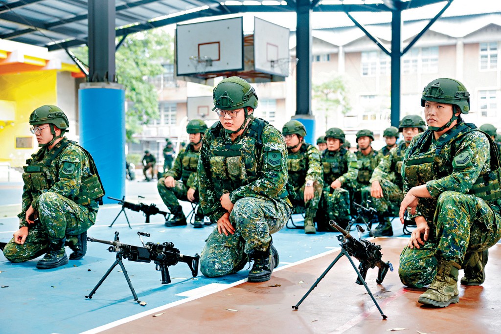 台灣漢光演習昨日展開,後備軍人在桃園接受戰鬥訓練。