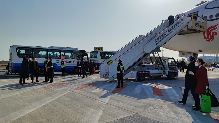 港區人大政協代表乘坐的包機抵達北京。陳勇提供圖片