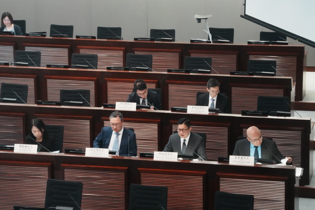 立法會兩個事務委員會召開聯席會議。 立法會兩個事務委員會召開聯席會議。