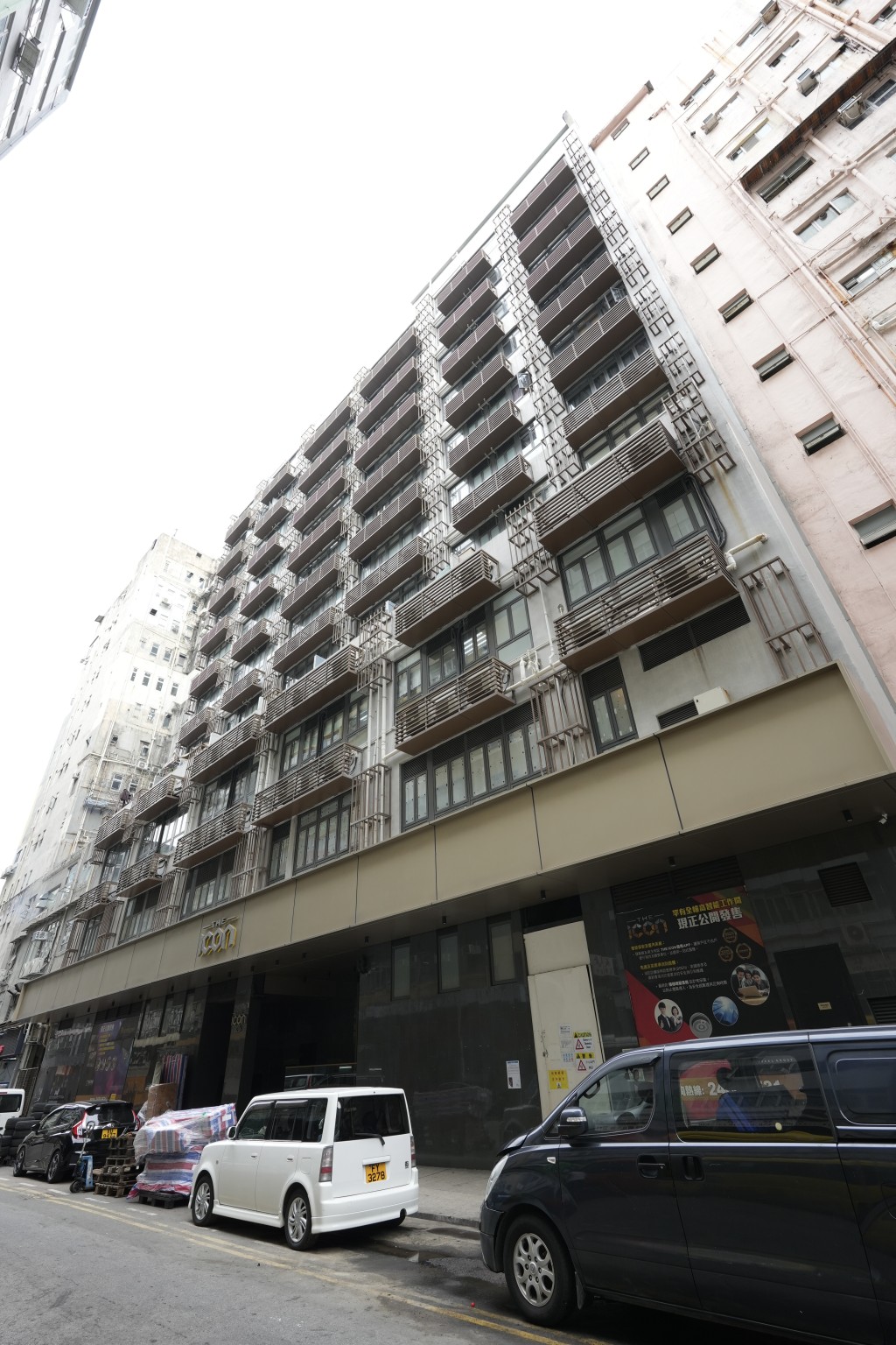 「THE ICON」地下2個地廠、1樓及2樓全層，以每呎3000餘元放售。
