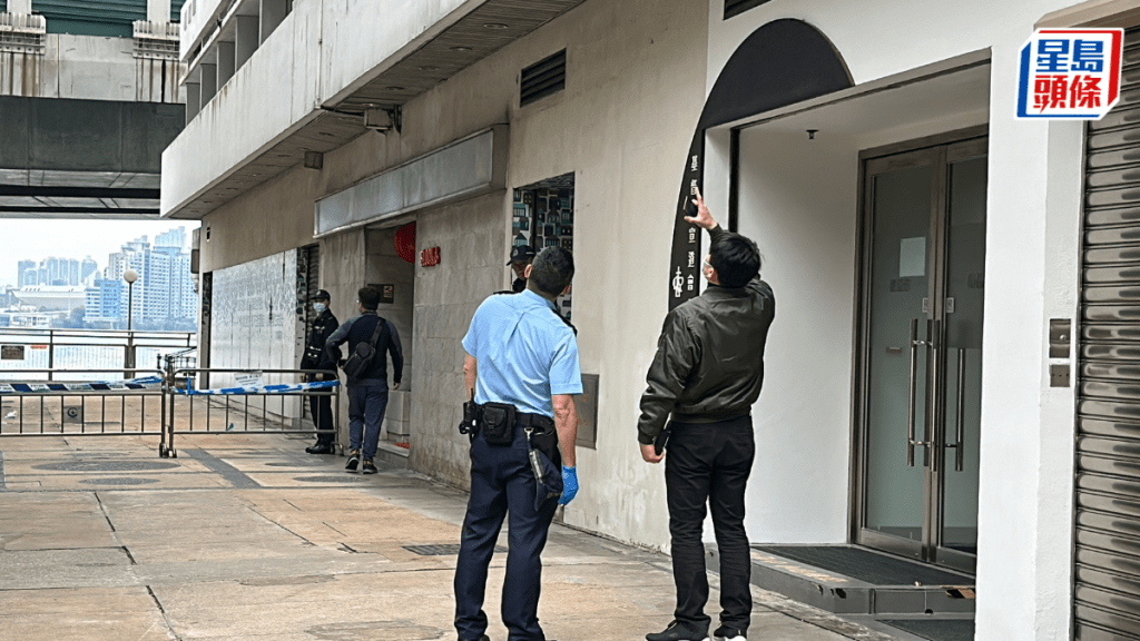 警員調查男子墮樓位置。劉漢權攝