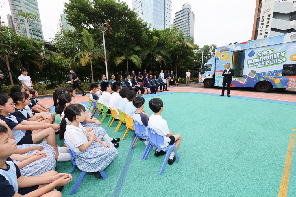 蕭澤頤鼓勵參加者向家人、朋友宣傳今次活動，以及能將「流動體驗館」學到危機應變知識融入日常生活當中，發揮各人「見疑即報」的重要角色。