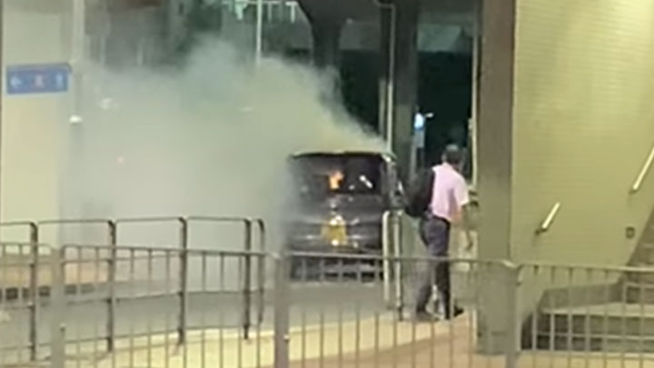 金鐘一架私家車起火冒煙。網上圖片
