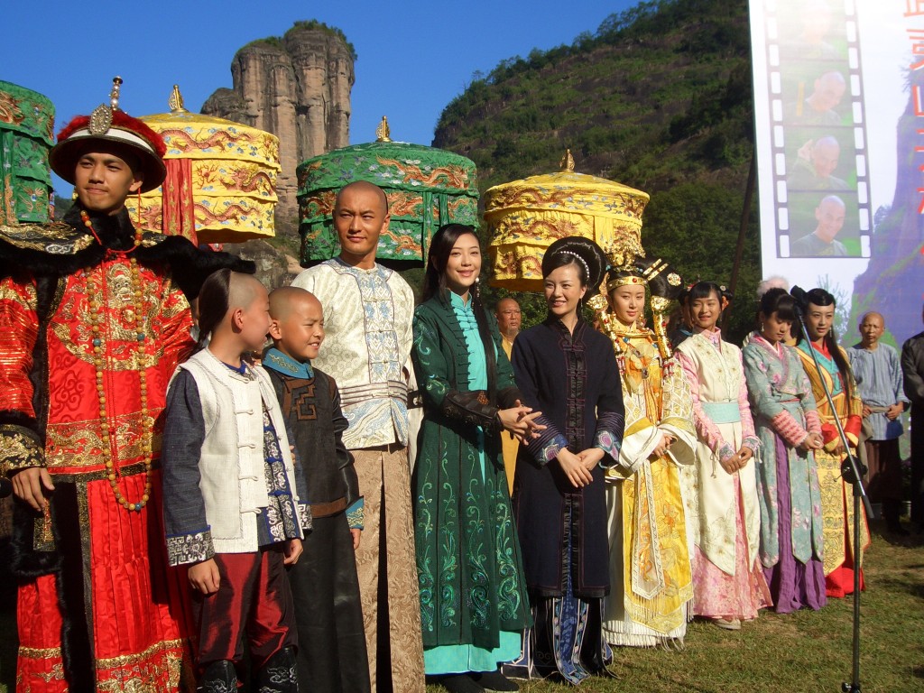 内地小生黄晓明（左四）曾参演金庸名著电视剧《鹿鼎记》。