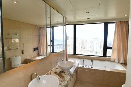 主人套浴為酒店式設計，備有雙洗手盆及浴缸。