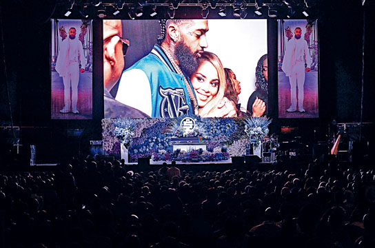 ■喪禮播放多張Nipsey生前與家人及朋友的照片。