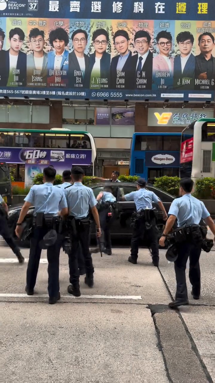 有警員手持伸縮警棍敲打車身及玻璃。網上片段截圖 有警員手持伸縮警棍敲打車身及玻璃。網上片段截圖