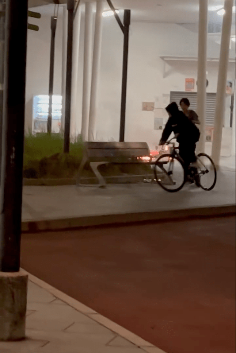 從網上影片可見，單車燃燒時有至少3名青少年在旁，火勢一度猛烈，火光熊熊照亮周邊街道。警方正追緝有關人士下落。THREADS@hihihihihiiiihiihhiiiii