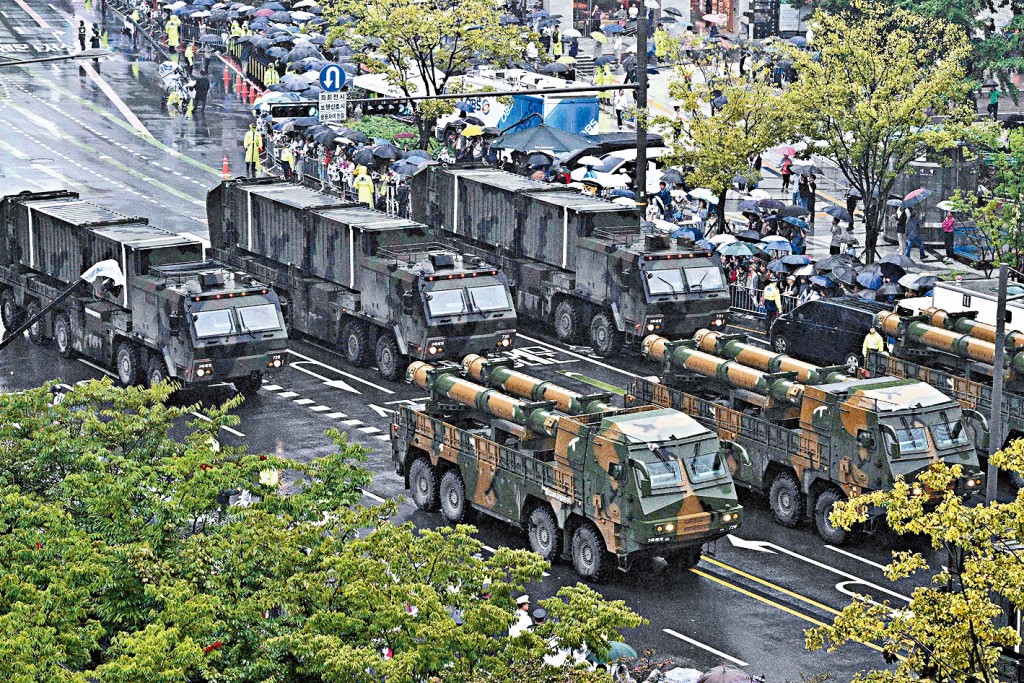 高威力玄武導彈（前）在首爾的閱兵禮中亮相。