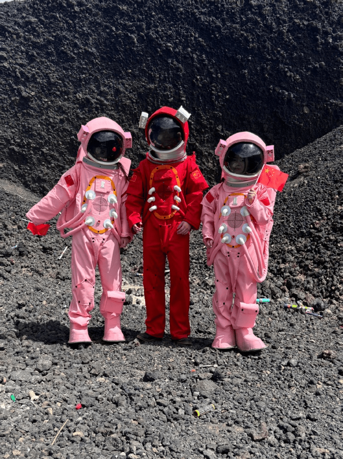 内蒙乌兰哈达火山地质公园似足外太空，引来大量“太空人”打卡。 微博