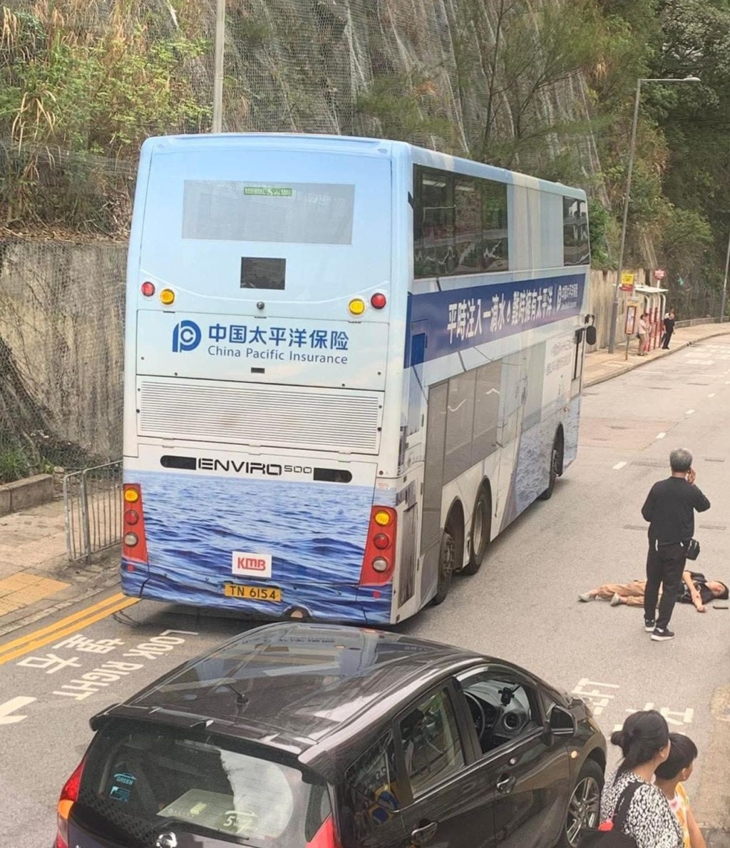 一名11岁男童遭九巴撞倒。fb「突发马路车cam大全」Edwin Ying Fai图片