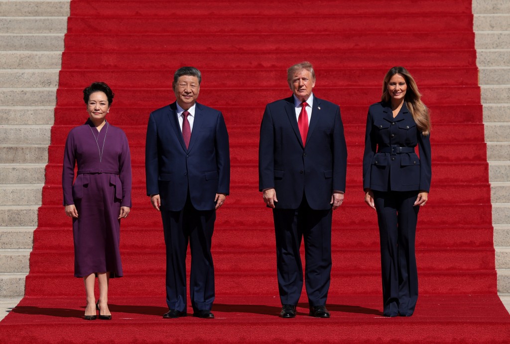 茶叙后，在特朗普和梅拉尼娅的陪同下，习近平和夫人彭丽媛前往参观美国国家档案馆。路透社