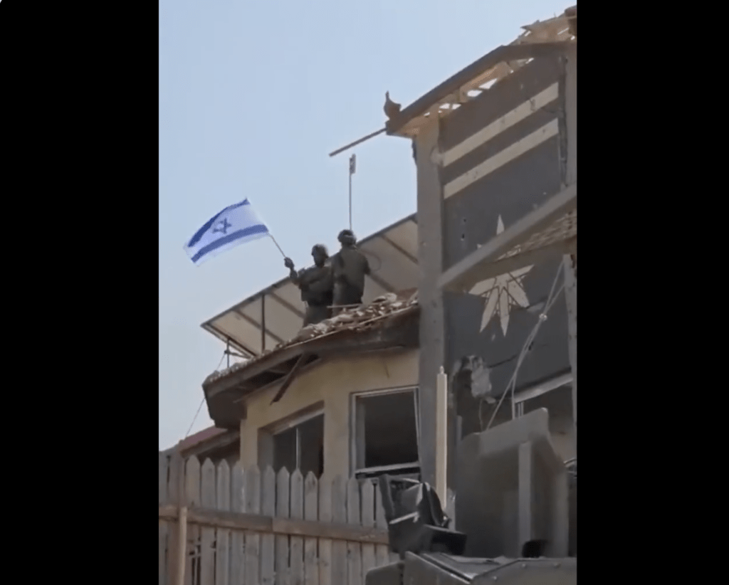 網上影片拍到以軍在加沙建築物上插上以國旗。