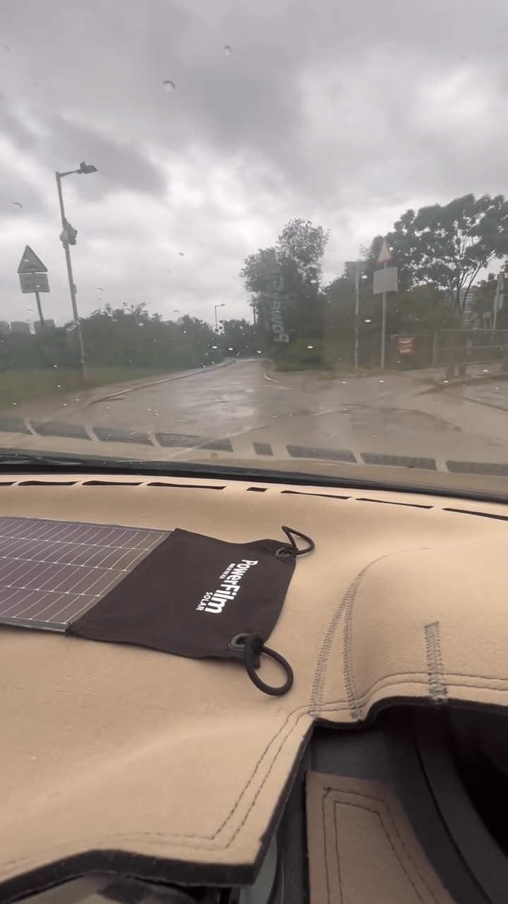 有人駕車返工,路面空無一車一人。 有人駕車返工,路面空無一車一人。