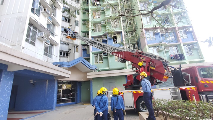 消防升起雲梯將死者遺體移落地面。蔡楚輝攝