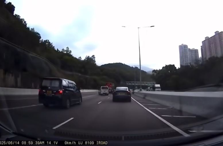客貨車穿插兩線間。fb馬路的事 (即時交通資訊台)影片截圖