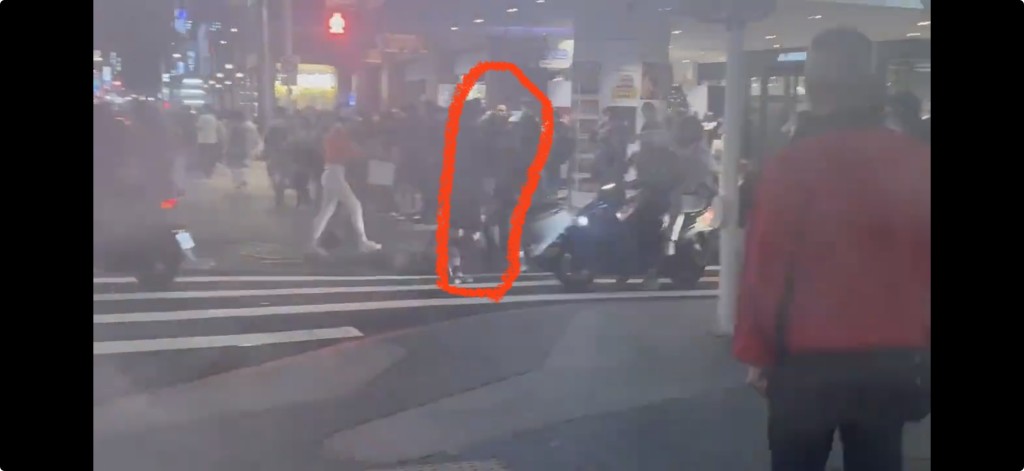 張文持刀走向人群。 張文持刀走向人群。