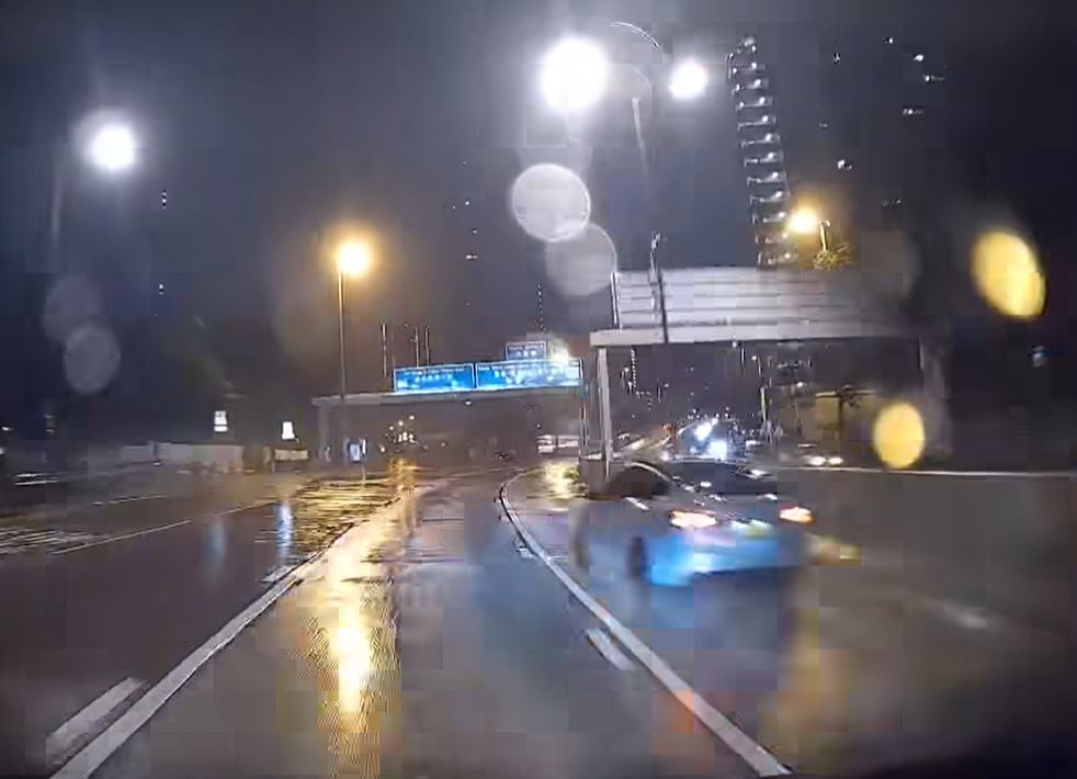Tesla駛至彩虹邨對開上橋。fb馬路的事 (即時交通資訊台)影片截圖