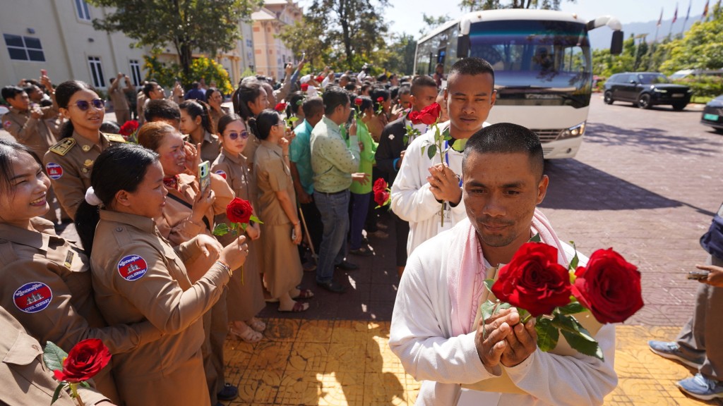 被俘柬埔寨士兵過境回國，受到軍民熱烈歡迎。 路透社