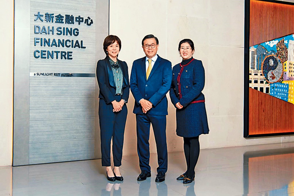 沈頌華(左一)表示,陽光房產短期內或更側重發展零售物業組合。