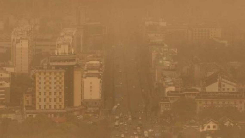 受北方沙塵傳輸影響，江蘇省揚州市出現大風沙塵天氣。