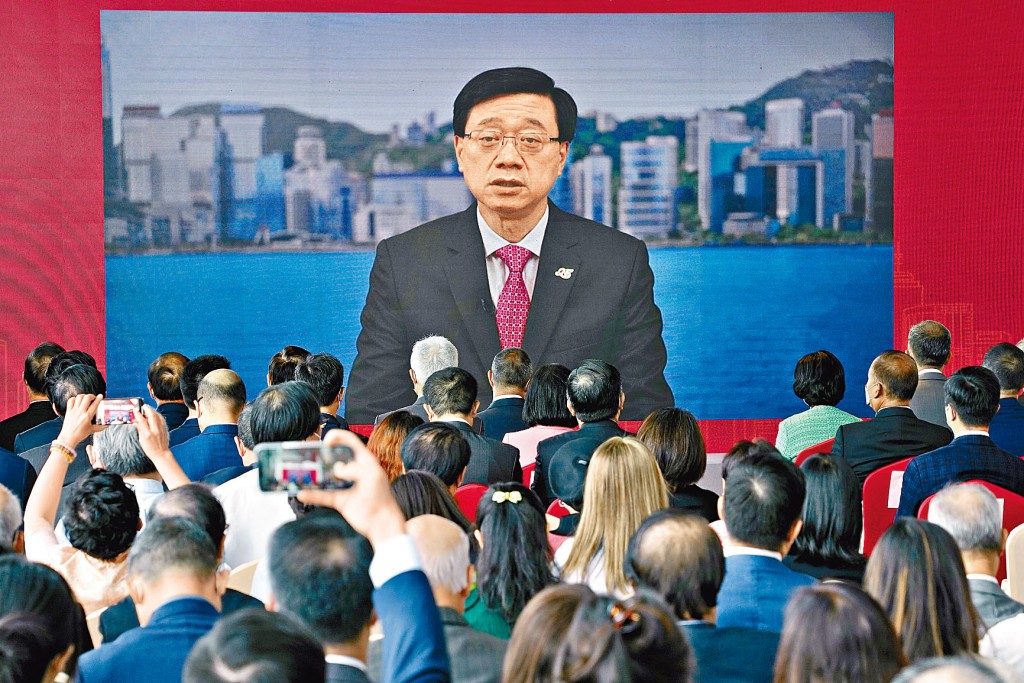 在慶祝香港回歸祖國二十五周年藝術名家作品展上，李家超以視頻形式致辭時表示，在新一屆特區政府的架構下，新成立了文化、體育及旅遊局，將促進文化、藝術和創意產業化的發展。