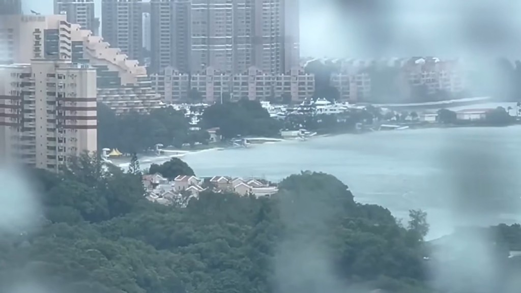 樺加沙襲港期間，黃金泳灘有湧浪，且水位一度浸到救生亭。FB：屯門友