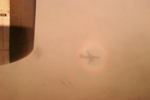天文台利用一張飛機被「彩光環」包圍的相片，深入解構「彩光環」。