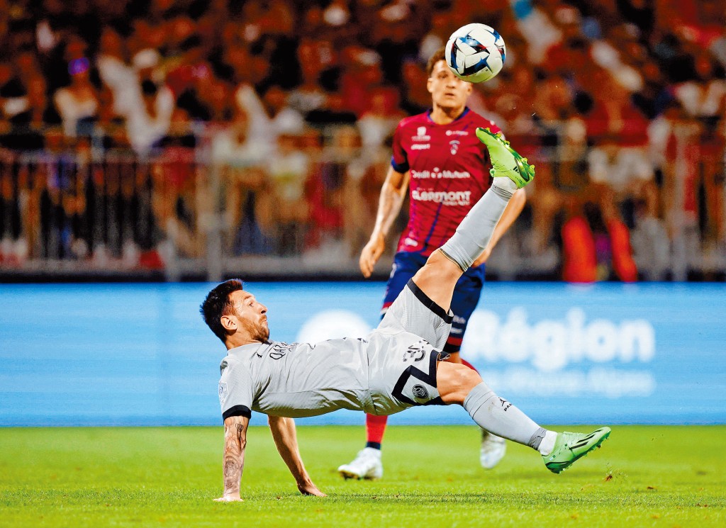 美斯倒挂金钩须要双手借力，论姿势远逊C朗。