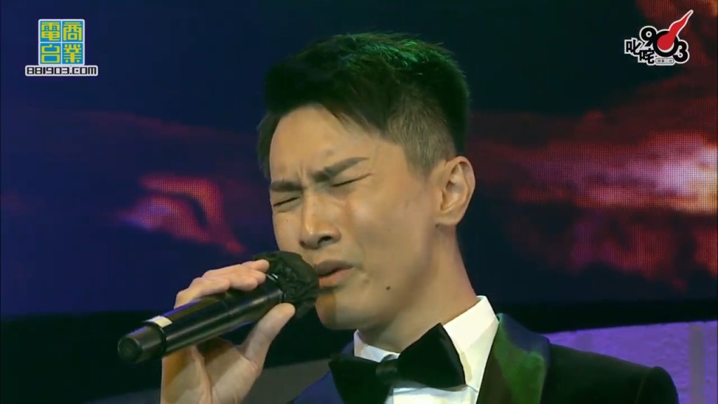 獻唱前戴定頭盔的Jason努力唱到乸埋口面，惜最後在高音部分仍走音。