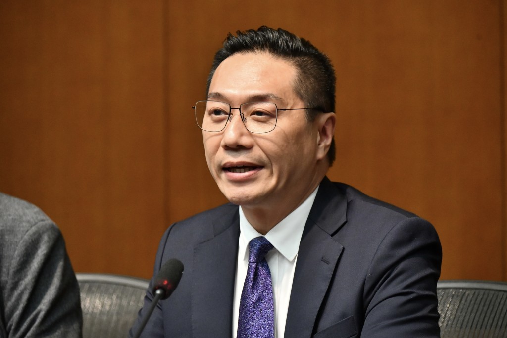 批發及零售界邵家輝指，香港正從轉運港轉型為航運服務樞紐，雖然吞吐量減少，但絕非「明日黃花」。資料圖片