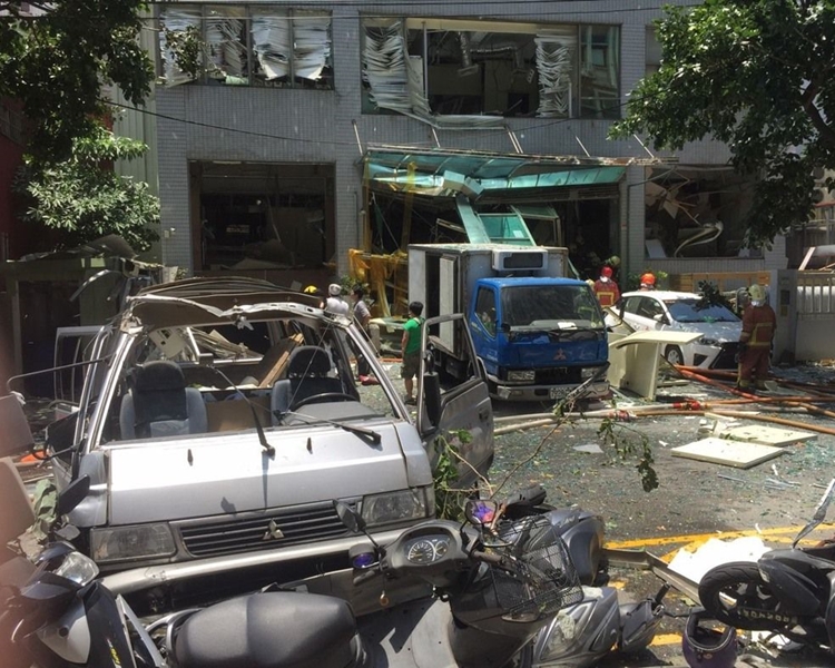 外邊汽車爆至剩下車架。