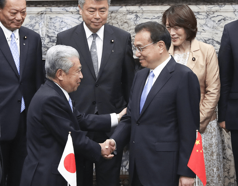2018年李克强在东京日本国会参议院会见参议长伊达忠一。