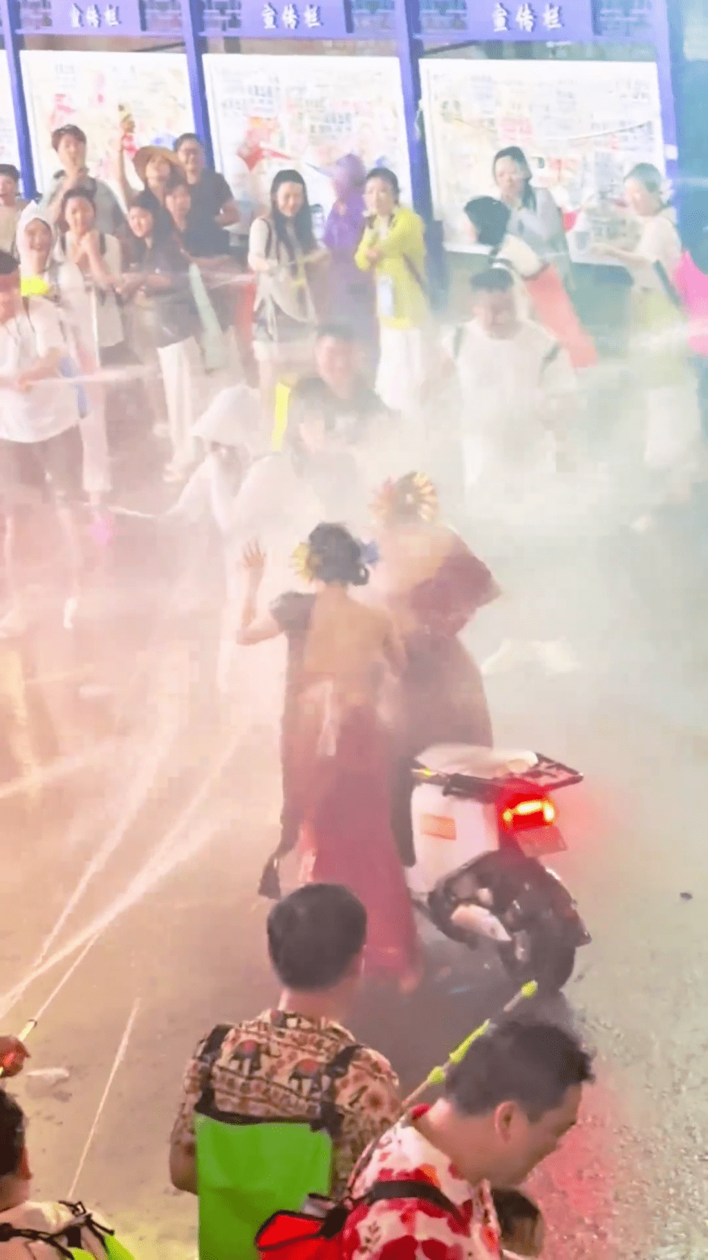 其中一名女子遭高压水枪狂喷,举手求饶。 其中一名女子遭高压水枪狂喷,举手求饶。