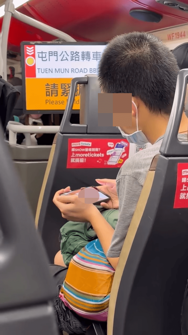 他當時正坐在座位上，雙手橫持手機，專注地觀看影片（來源：Threads＠wky.w2、ngachiii43、kkkaaaaa._、lailai.a）
